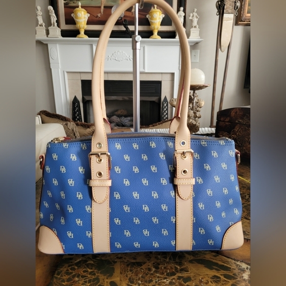 DOONEY & BOURKE SHOULDER BAG. - Picture 2 of 11